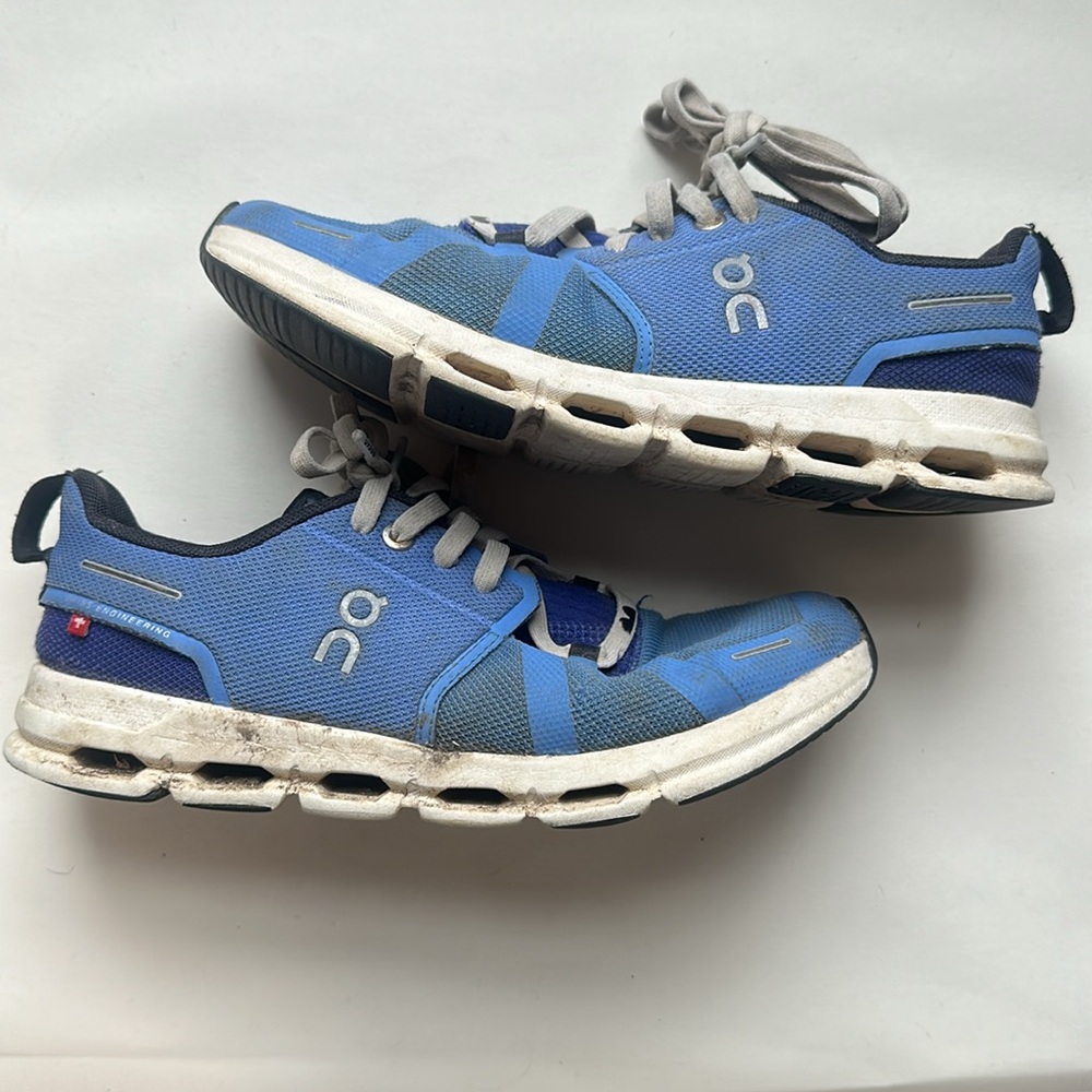 Kids blue on cloud shoes, size 5Y